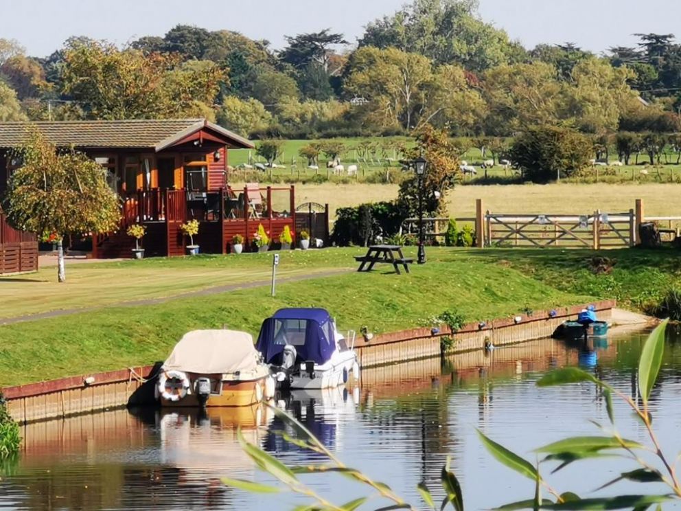 Bend in the River Lodge - for rent with a river view