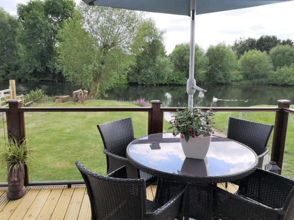 Bend in the River Lodge - for rent with a river view