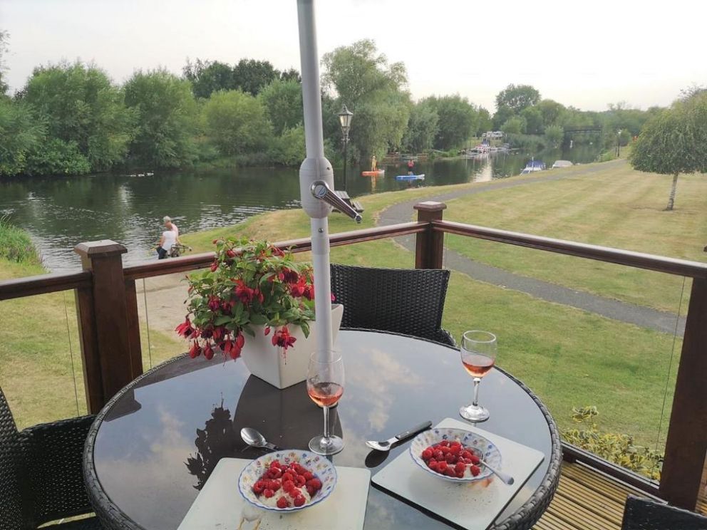 Bend in the River Lodge - for rent with a river view