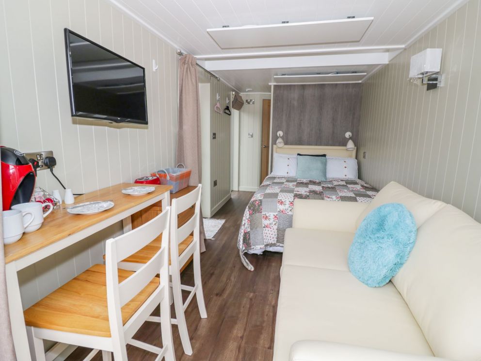 Branscombe Nurseries in Bretforton, Evesham - lodges for rent with hot tub for romantic breaks away