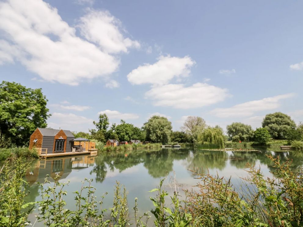 Bridge Lake Farm & Fishery in Chacombe - lakeside lodges for rent with hot tub