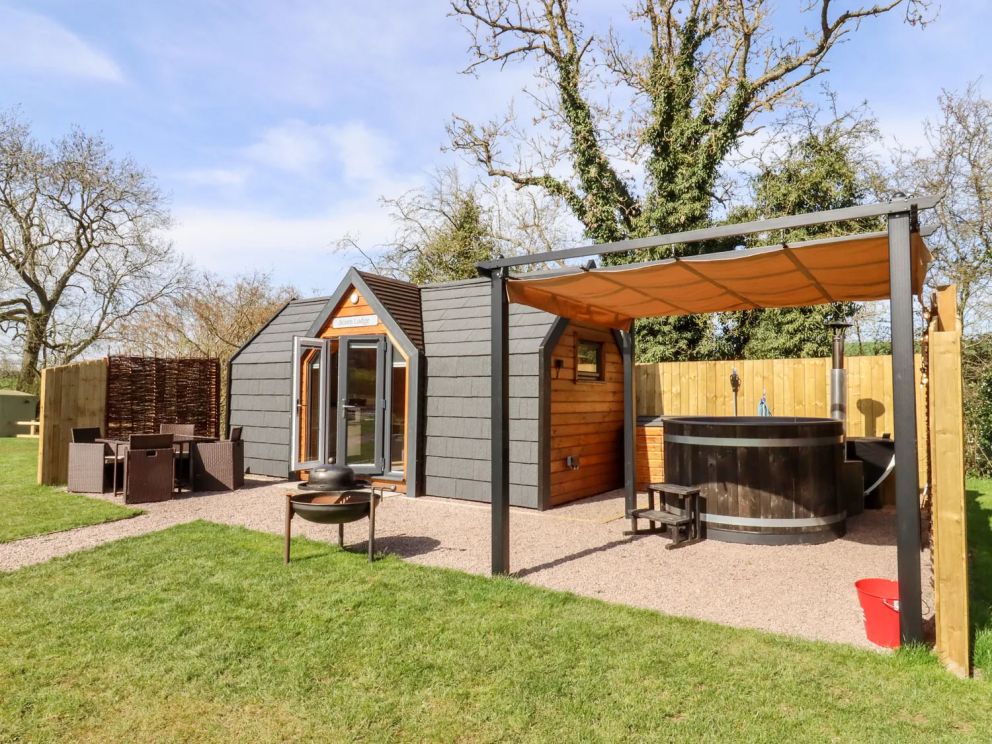 Bridge Lake Farm & Fishery in Chacombe - lakeside lodges for rent with hot tub