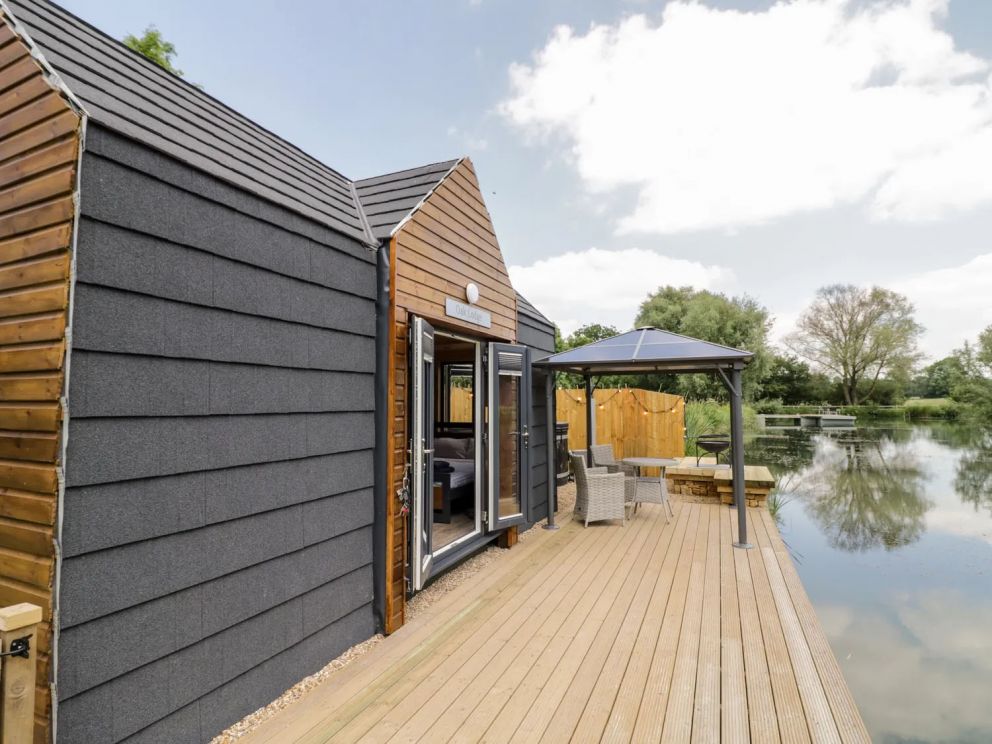 Bridge Lake Farm & Fishery in Chacombe - lakeside lodges for rent with hot tub