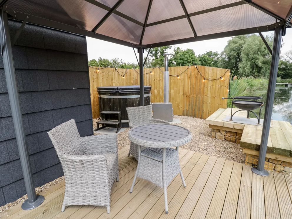 Bridge Lake Farm & Fishery in Chacombe - lakeside lodges for rent with hot tub