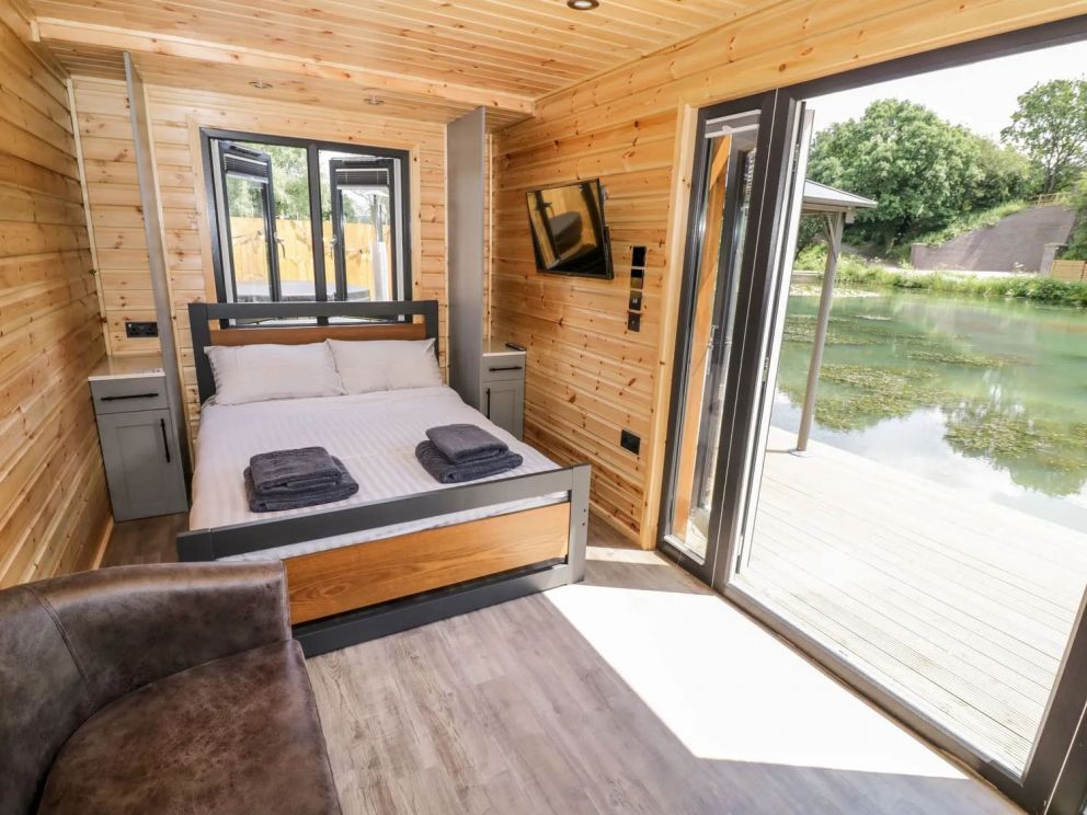 Bridge Lake Farm & Fishery in Chacombe - lakeside lodges for rent with hot tub