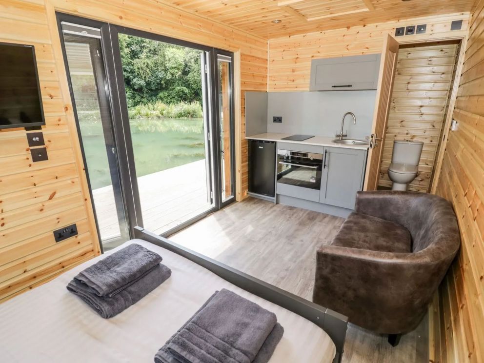 Bridge Lake Farm & Fishery in Chacombe - lakeside lodges for rent with hot tub