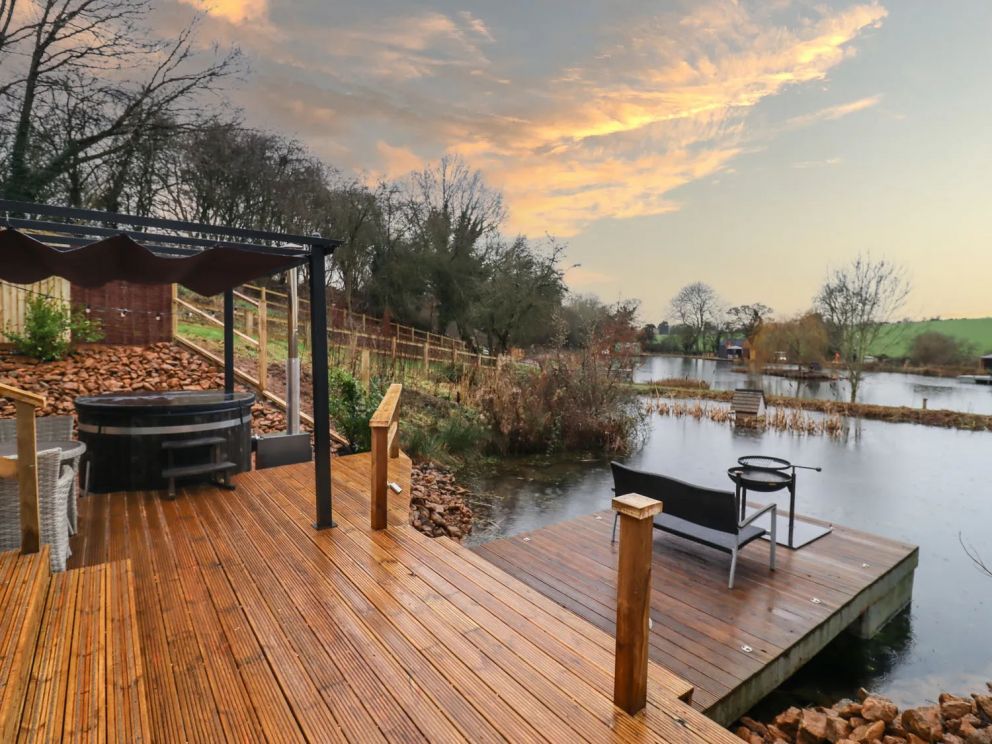 Bridge Lake Farm & Fishery in Chacombe - lakeside lodges for rent with hot tub