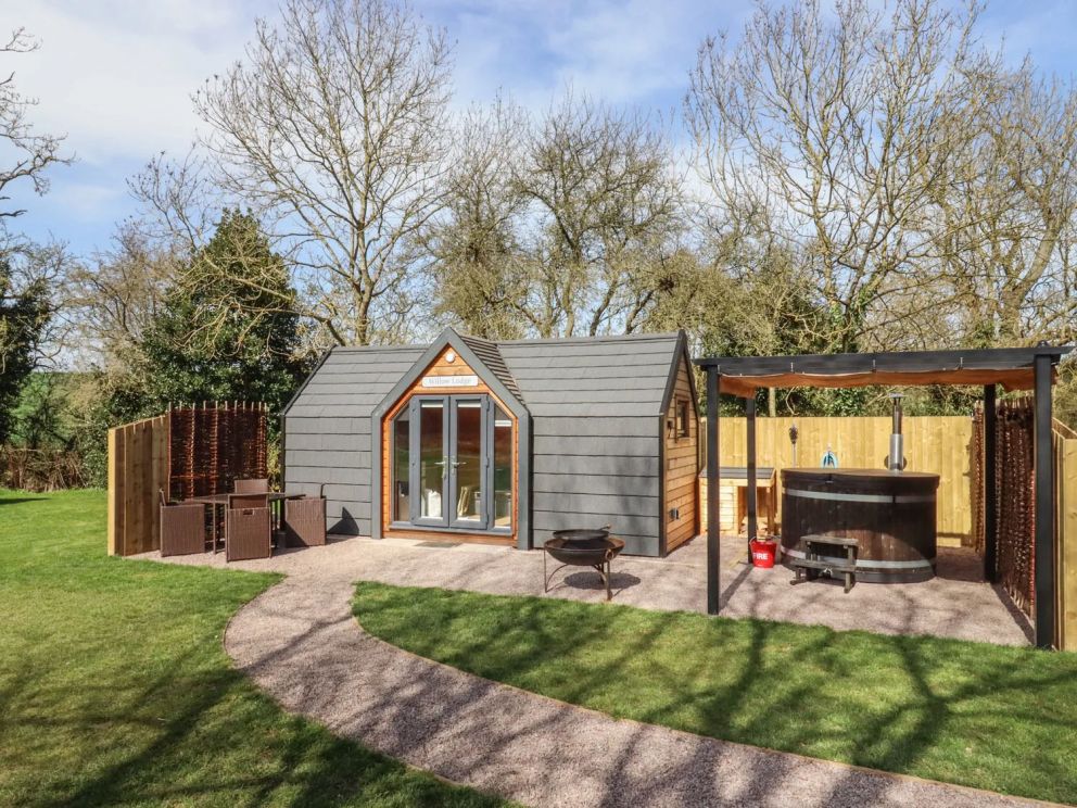 Bridge Lake Farm & Fishery in Chacombe - lakeside lodges for rent with hot tub