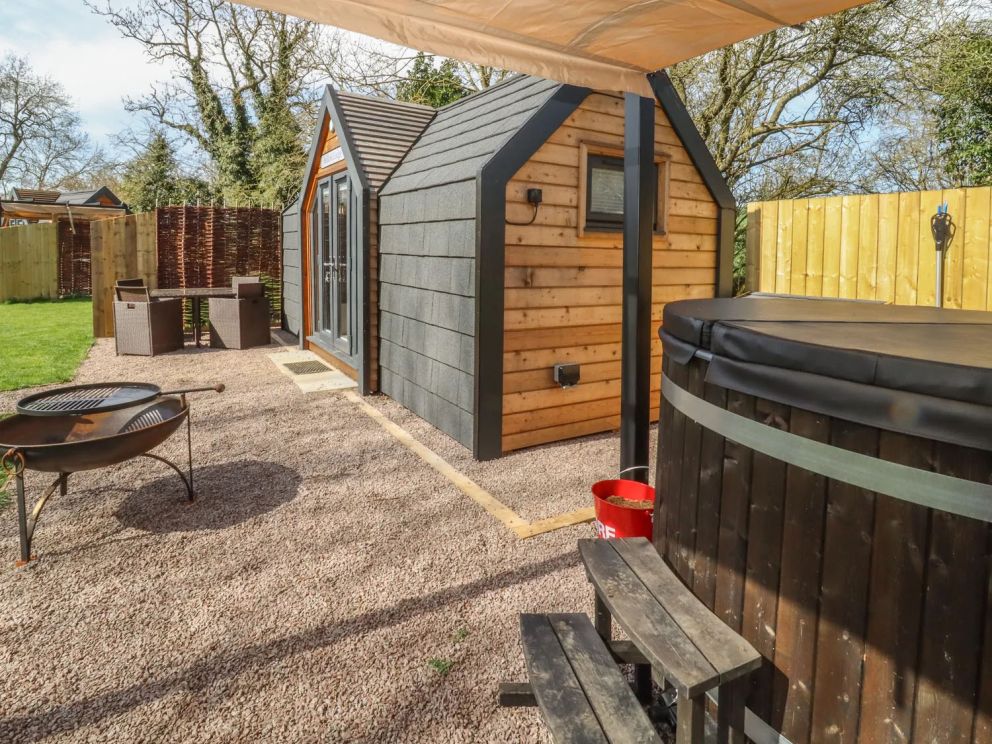 Bridge Lake Farm & Fishery in Chacombe - lakeside lodges for rent with hot tub