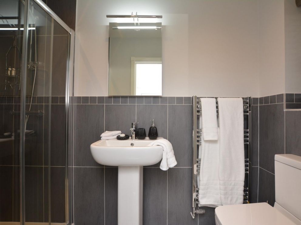 Crest Country Retreats in Oswestry - lodges for rent. En suite shower room