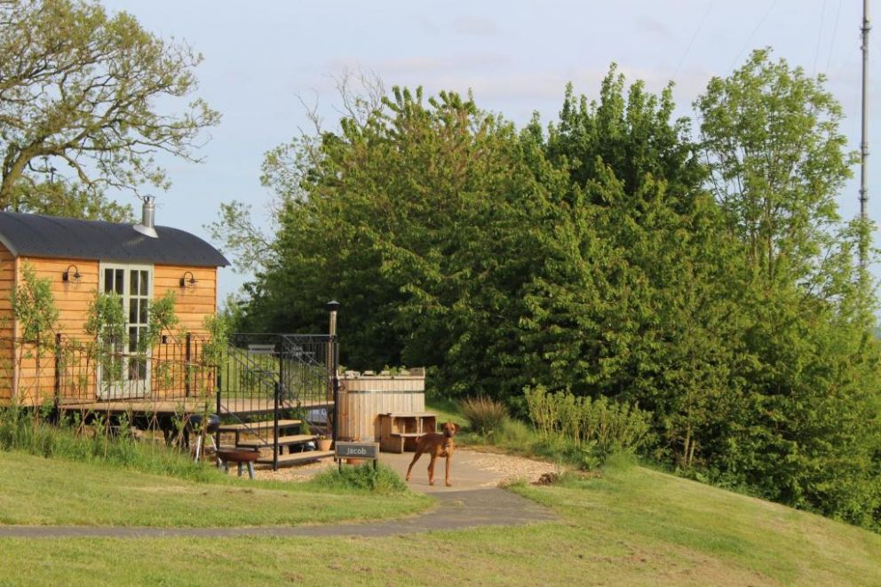 Fair Farm Hideaway pet friendly glamping huts with hot tubs in the Midlands