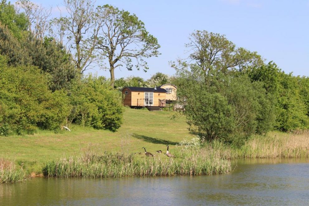 Fair Farm Hideaway glamping huts with hot tubs & fishing in the Midlands