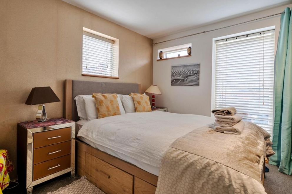 Finest Retreats, The Houseboat Liverpool Marina