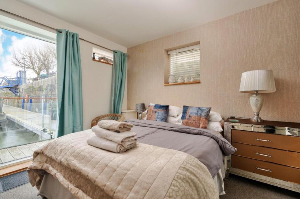 Finest Retreats, The Houseboat Liverpool Marina