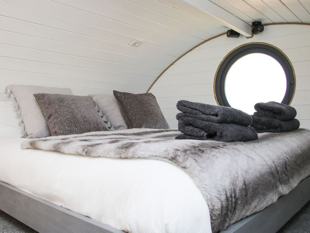 Honeydene Luxury Pods in Diddlebury, Shropshire - to rent with hot tub