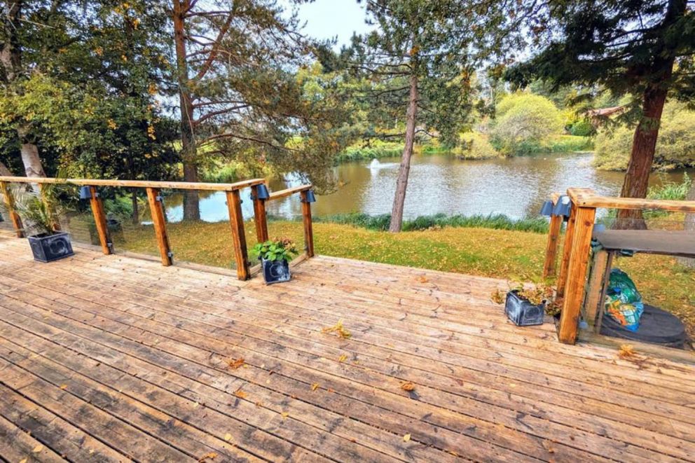 Hot Tub, Lake View, Peaceful Woodland Retreat