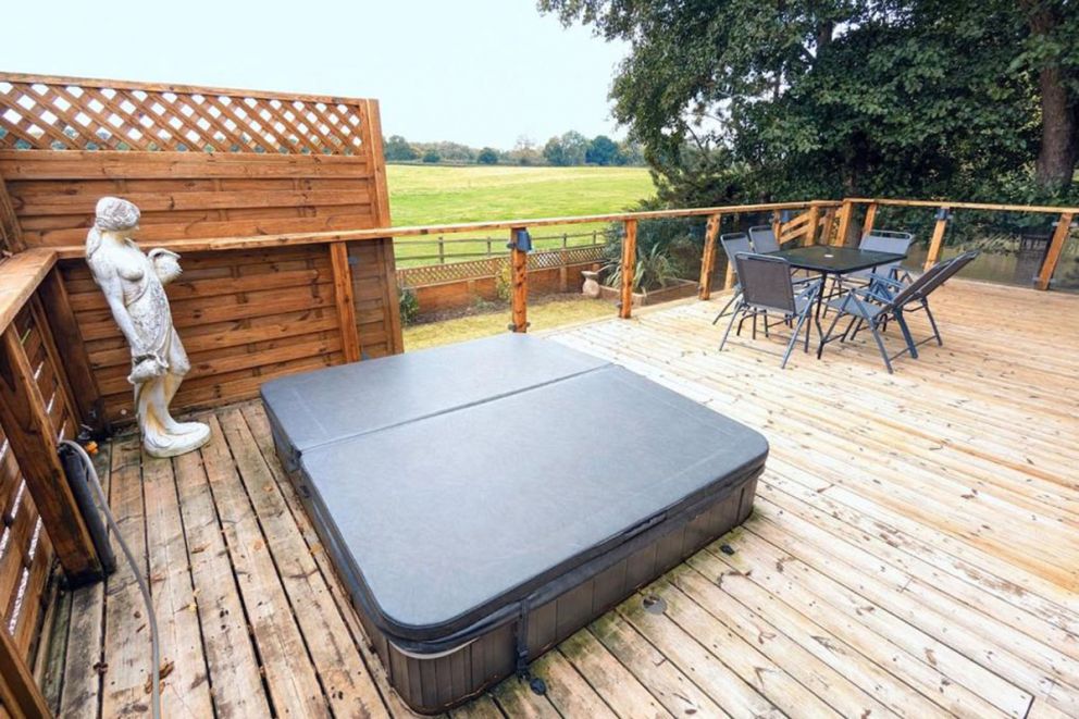 Hot Tub, Lake View, Peaceful Woodland Retreat