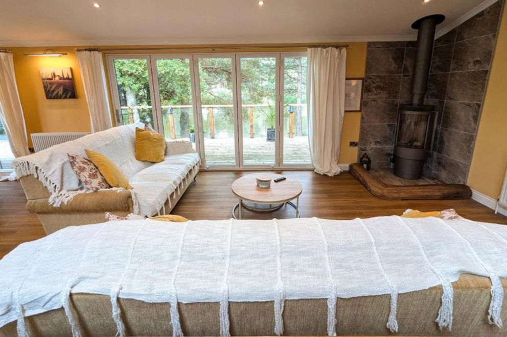 Hot Tub, Lake View, Peaceful Woodland Retreat