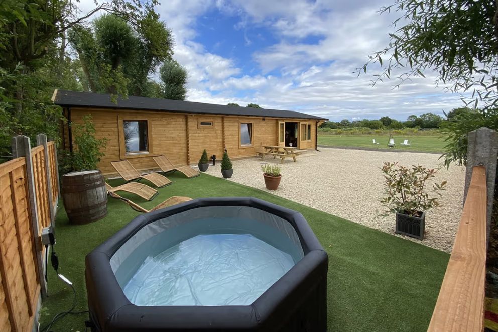 Inviting 3-Bedroom Lodge in Ashton Under Hill