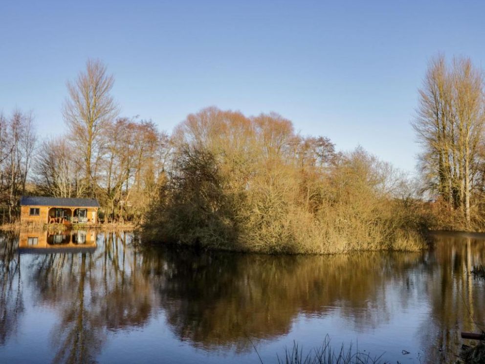 Kingfisher, Draycote, Near Dunchurch, Warwickshire - adult only lodge to rent with woodburning stove and lake views