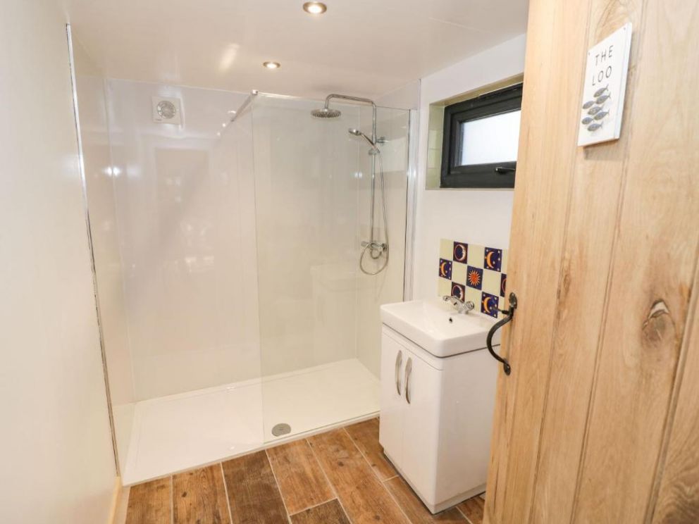 Kingfisher, Draycote, Near Dunchurch, Warwickshire - adult only lodge to rent with woodburning stove and lake views