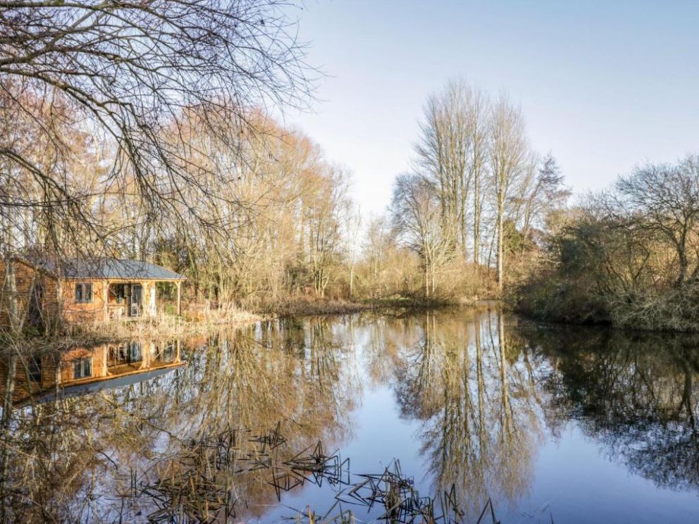 Kingfisher, Draycote, Near Dunchurch, Warwickshire - adult only lodge to rent with woodburning stove and lake views