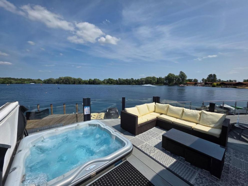Lakeside Lodge - Jet Ski Lake, Tattershall Lakes Country park
