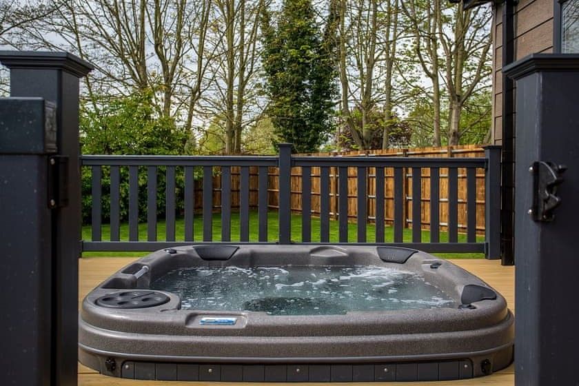 Lee Valley Hoddesdon, Hertfordshire Self Catering Holiday Lodges