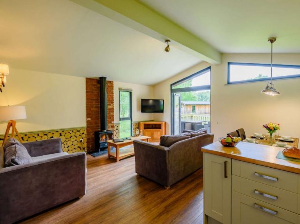 Ramblers Hideaway, Sherwood Forest, Nottinghamshire - pet friendly, holiday lodge, with hot tub, wood burning stove and BBQ