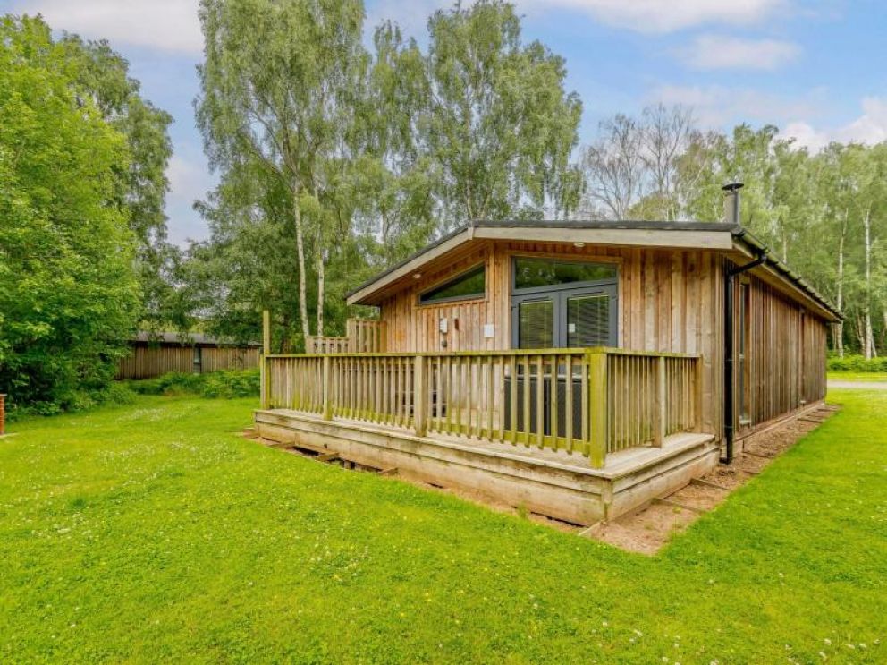 Ramblers Hideaway, Sherwood Forest, Nottinghamshire - pet friendly, holiday lodge, with hot tub, wood burning stove and BBQ