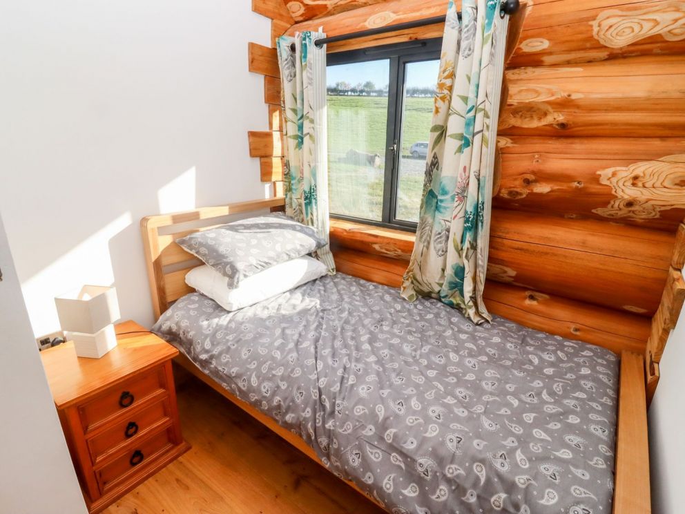 Salford Court Farm, Worcestershire - log cabins and glamping pods for rent with lake views and hot tub