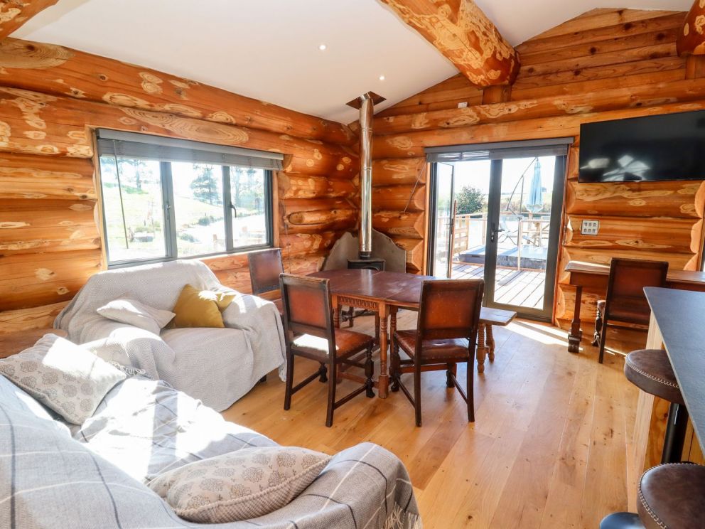 Salford Court Farm, Worcestershire - log cabins and glamping pods for rent with lake views and hot tub