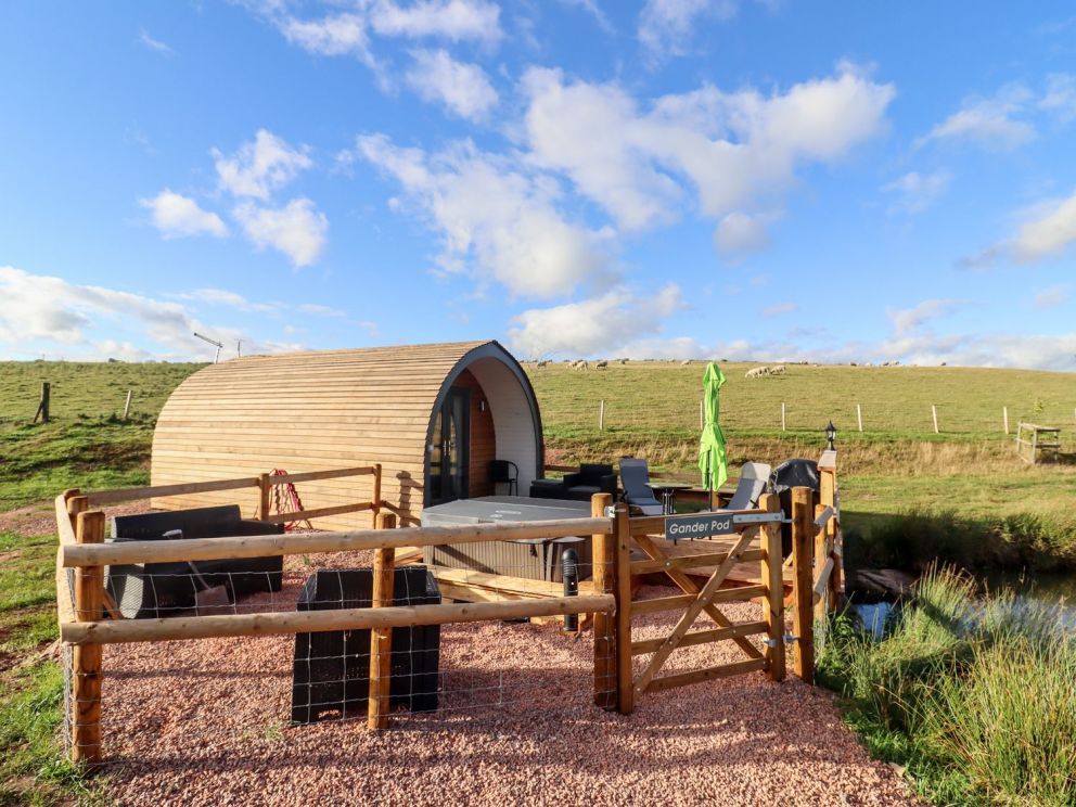 Salford Court Farm, Worcestershire - log cabins and glamping pods for rent with lake views and hot tub