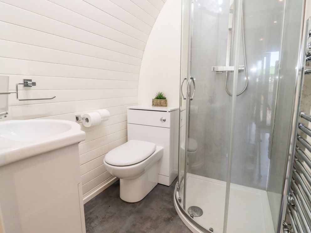 Salford Court Farm, Worcestershire - log cabins and glamping pods for rent with lake views and hot tub