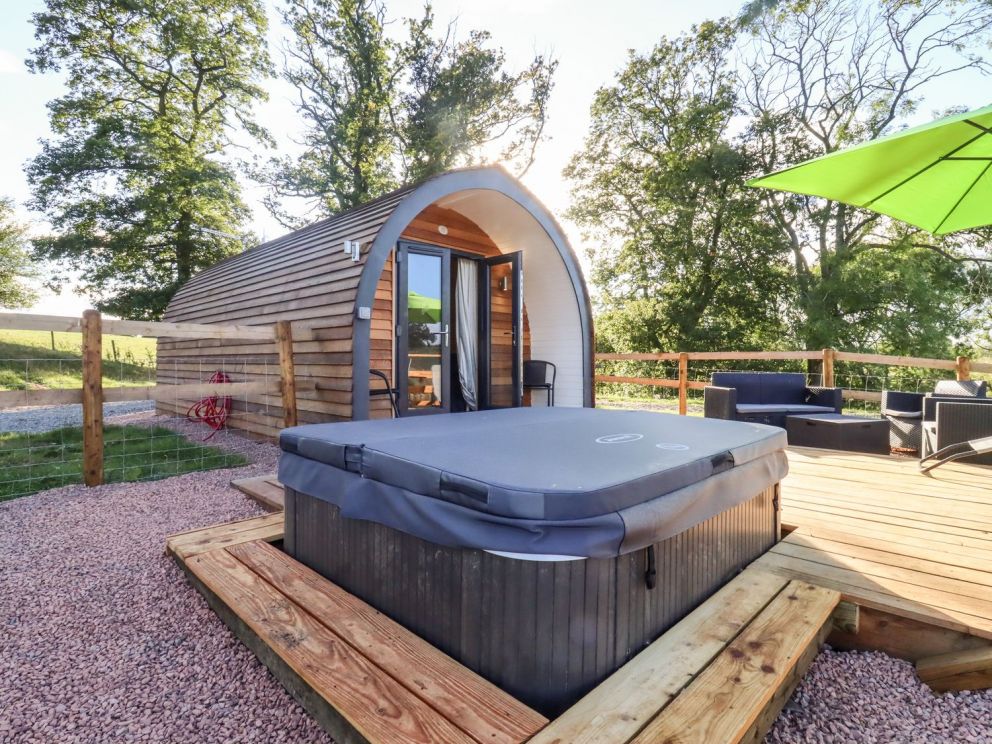 Salford Court Farm, Worcestershire - log cabins and glamping pods for rent with lake views and hot tub