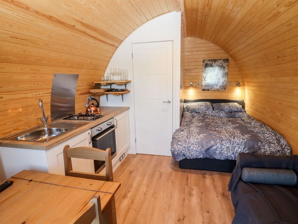 Salford Court Farm, Worcestershire - log cabins and glamping pods for rent with lake views and hot tub