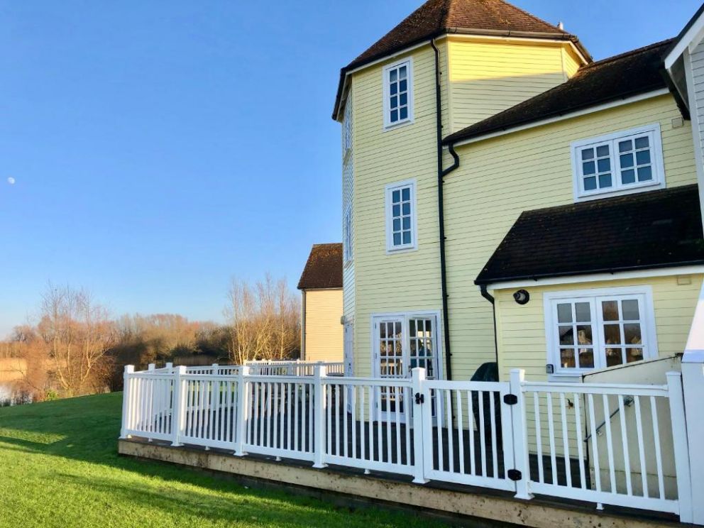 Solius Lodge, South Cerney - for rent with lake view