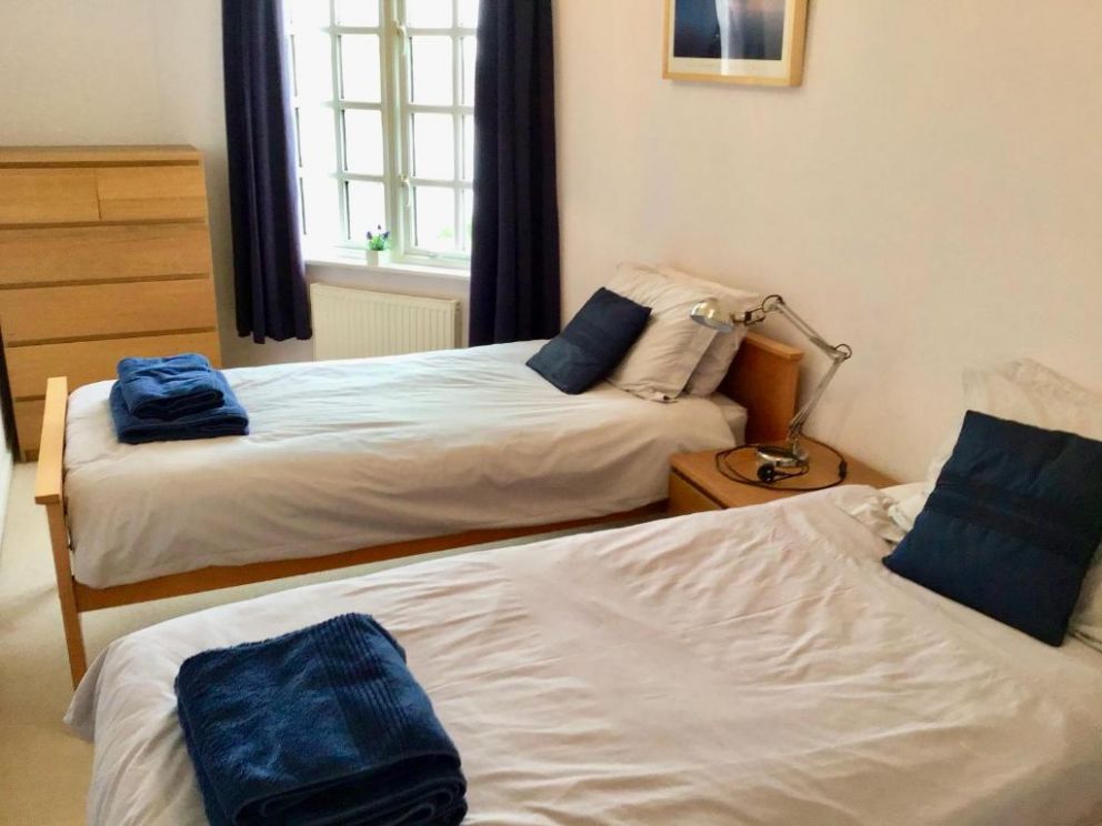 Solius Lodge, South Cerney - for rent with lake view