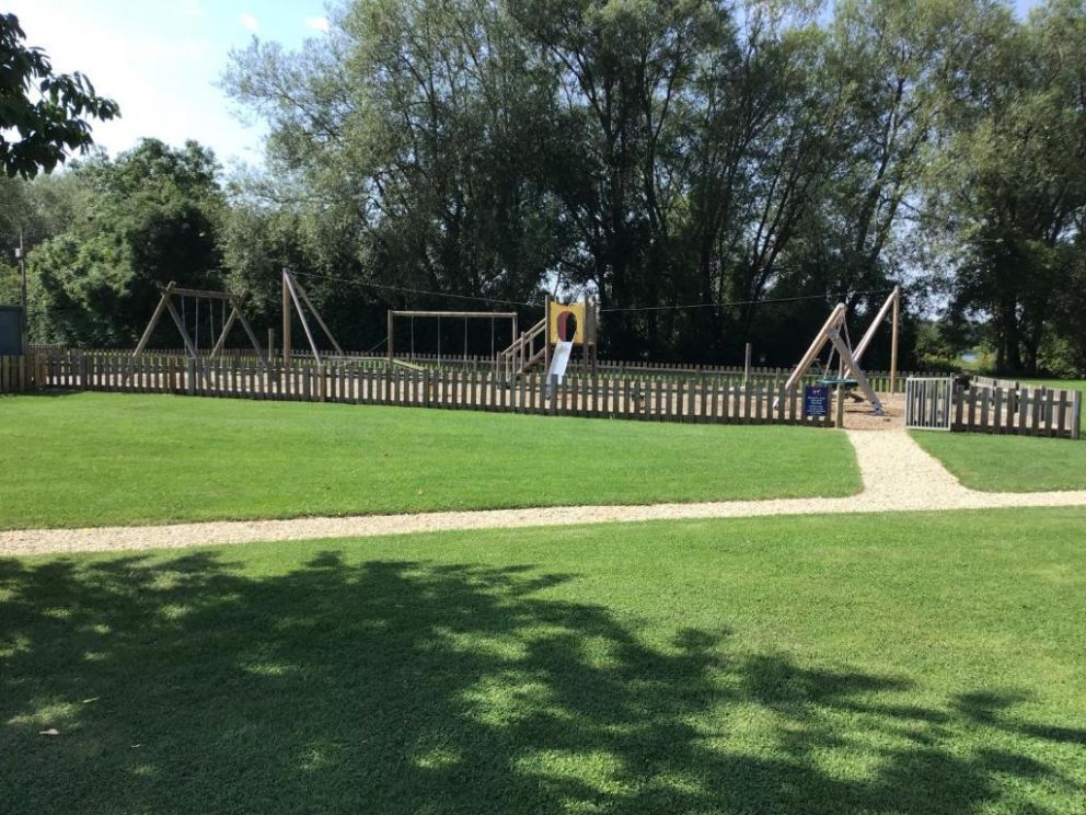 Solius Lodge, South Cerney - for rent with lake view