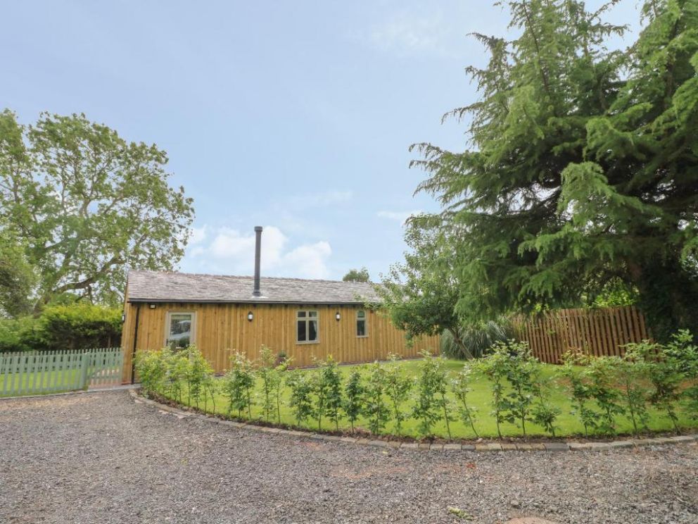 The Hen House, pet friendly lodge with enclosed garden and hot tub