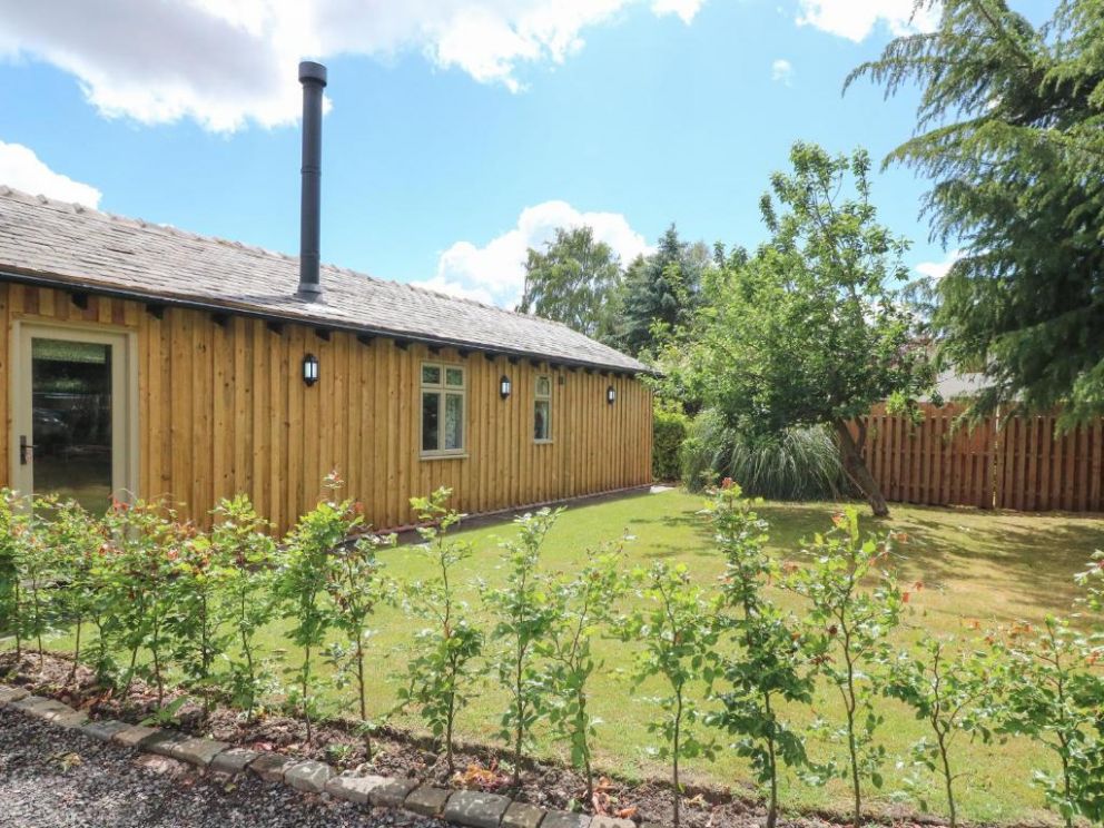 The Hen House, pet friendly lodge with enclosed garden and hot tub