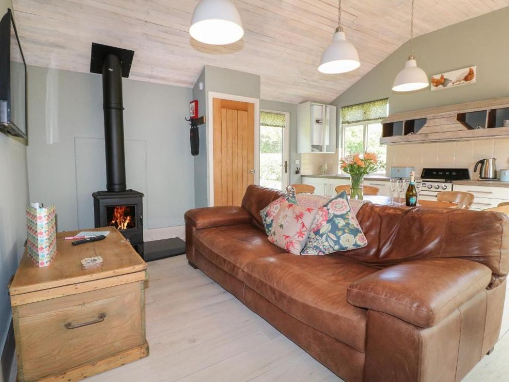 The Hen House, pet friendly lodge with enclosed garden and hot tub