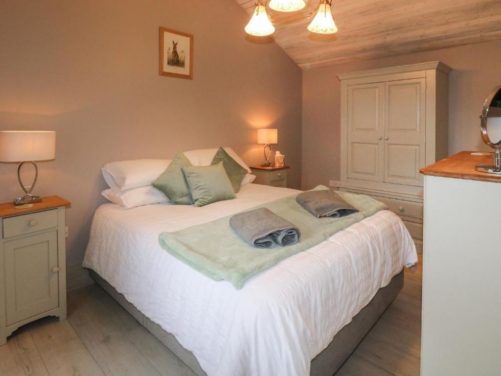 The Hen House, pet friendly lodge with enclosed garden and hot tub