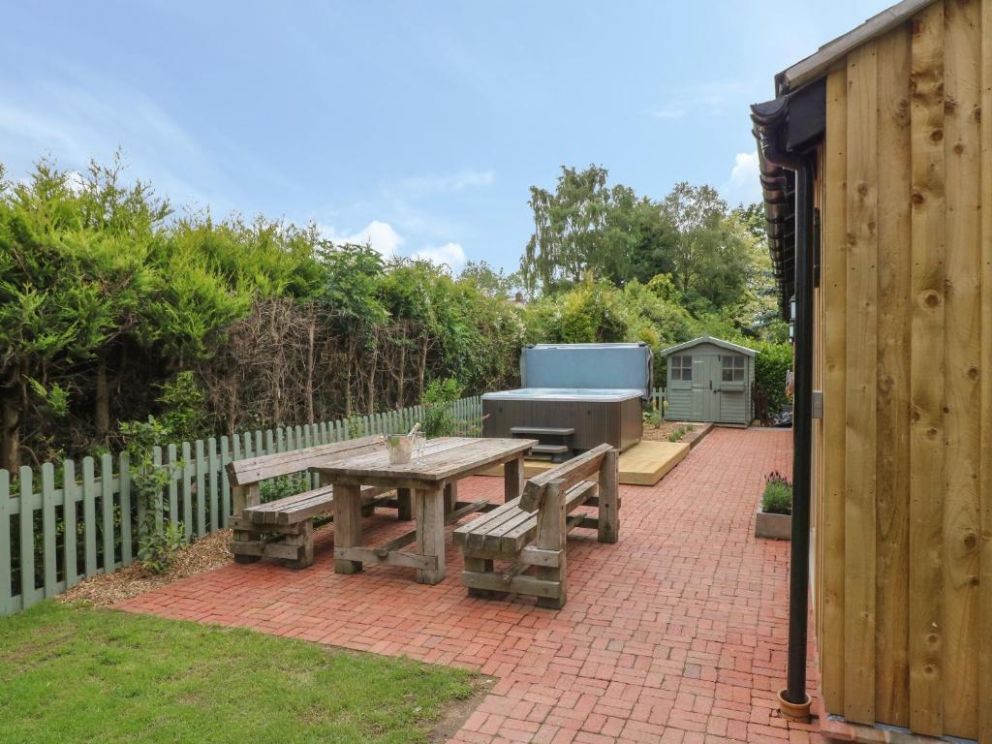 The Hen House, pet friendly lodge with enclosed garden and hot tub