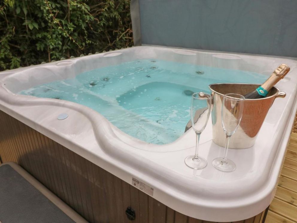 The Hen House, pet friendly lodge with enclosed garden and hot tub