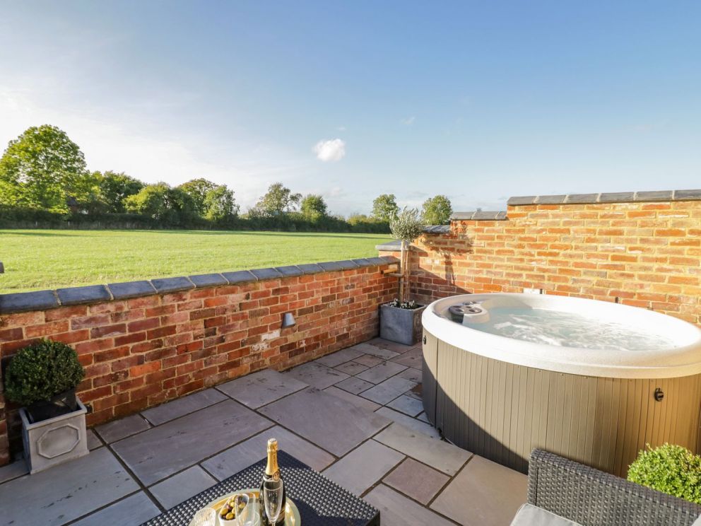The Hyde, Warwickshire - for rent with wood burner and hot tub