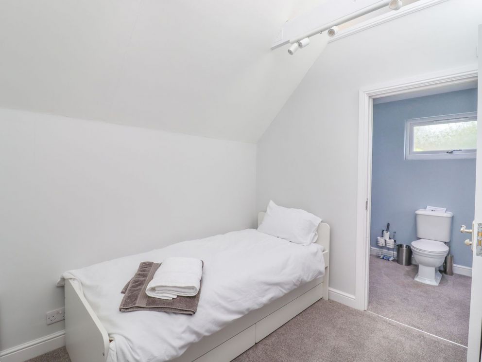 The Pool House, Hertfordshire - for rent with swimming pool and landscaped gardens