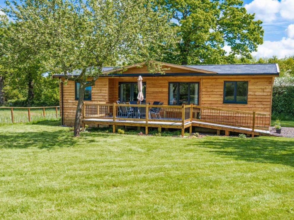 Top Style Orchard - lodge for rent in countryside on working farm in Hallow, Worcestershire