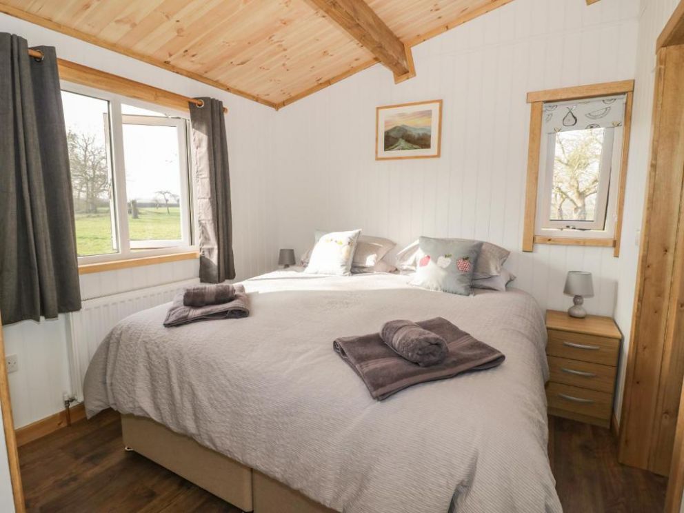Top Style Orchard - lodge for rent in countryside on working farm in Hallow, Worcestershire