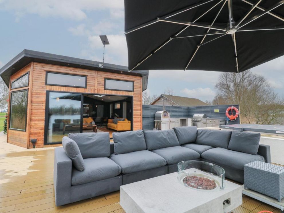 Tranquil Cove Spa Lodge, Langtoft Lakes